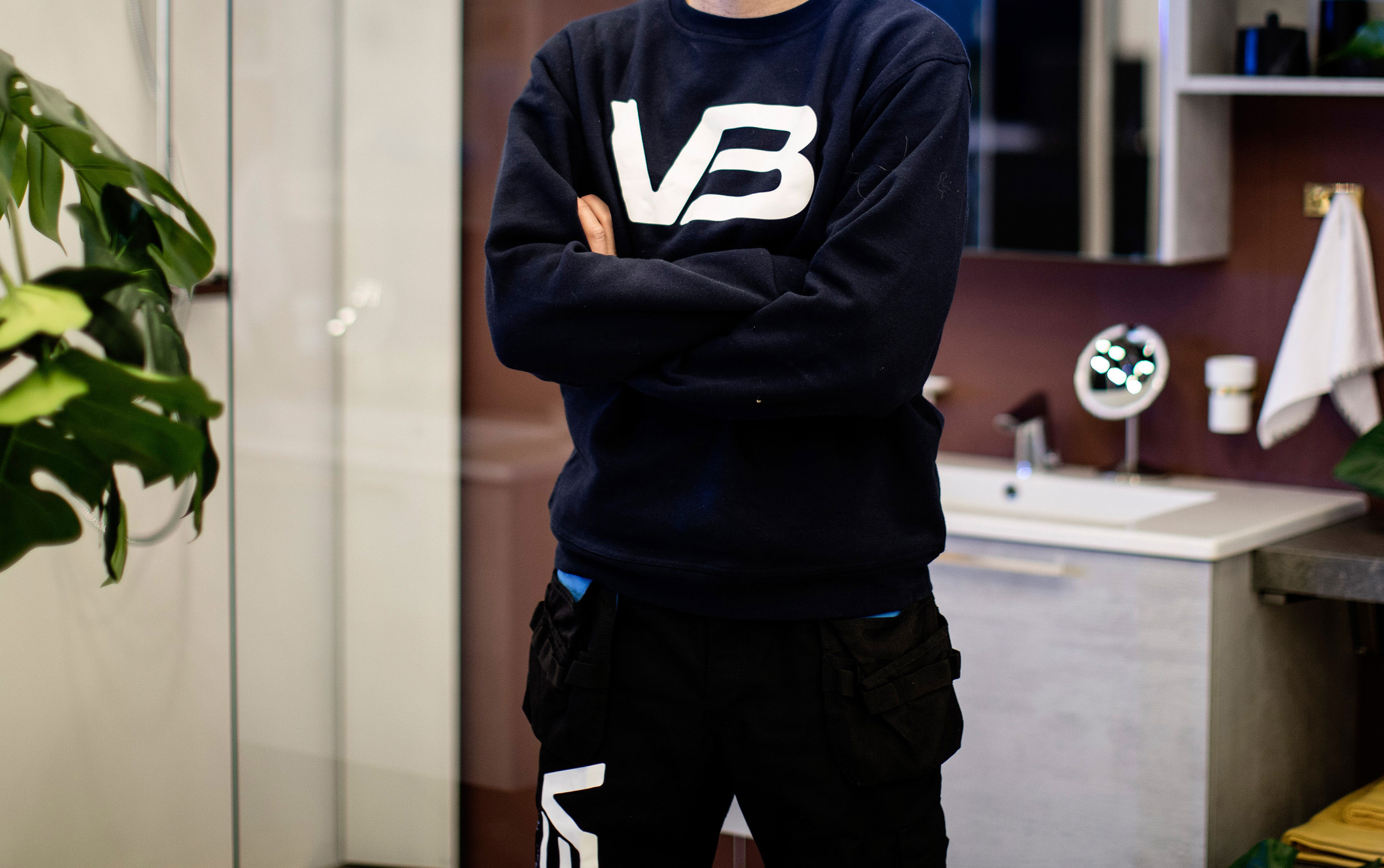 VB Rørlegger med armene i kors med bedriftslogo på genseren